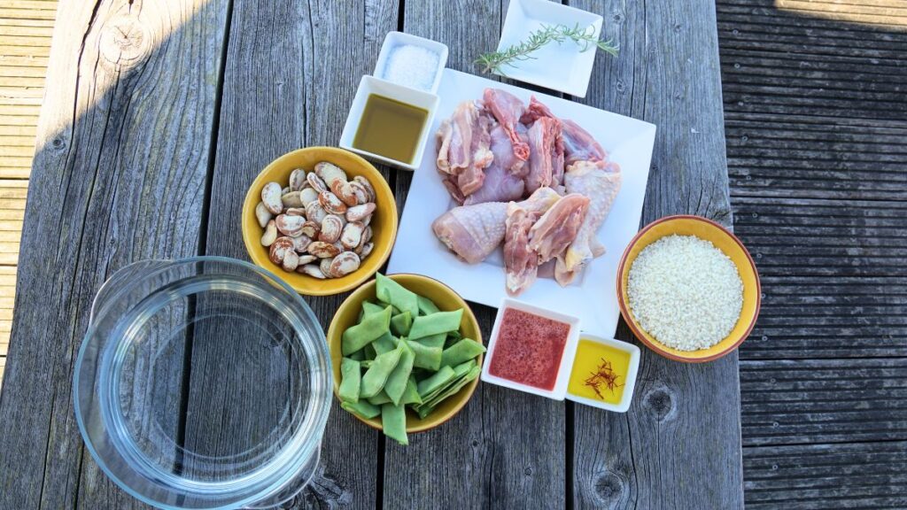 Authentische Paella Valenciana Zutaten Zutaten für authentische Paella Valenciana – Reis, Huhn, Bohnen, Safran, Olivenöl