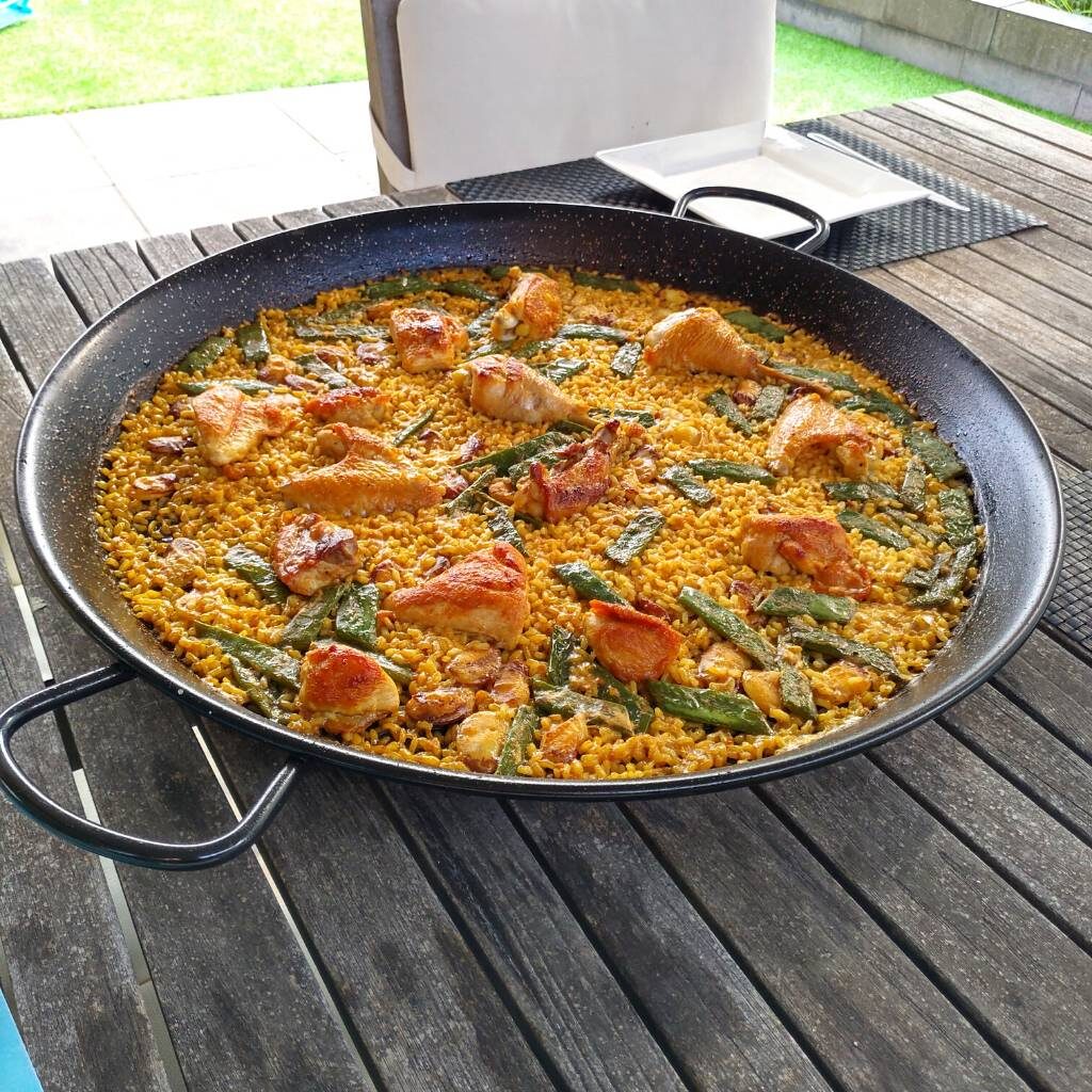Poêle à paella émaillée avec paella