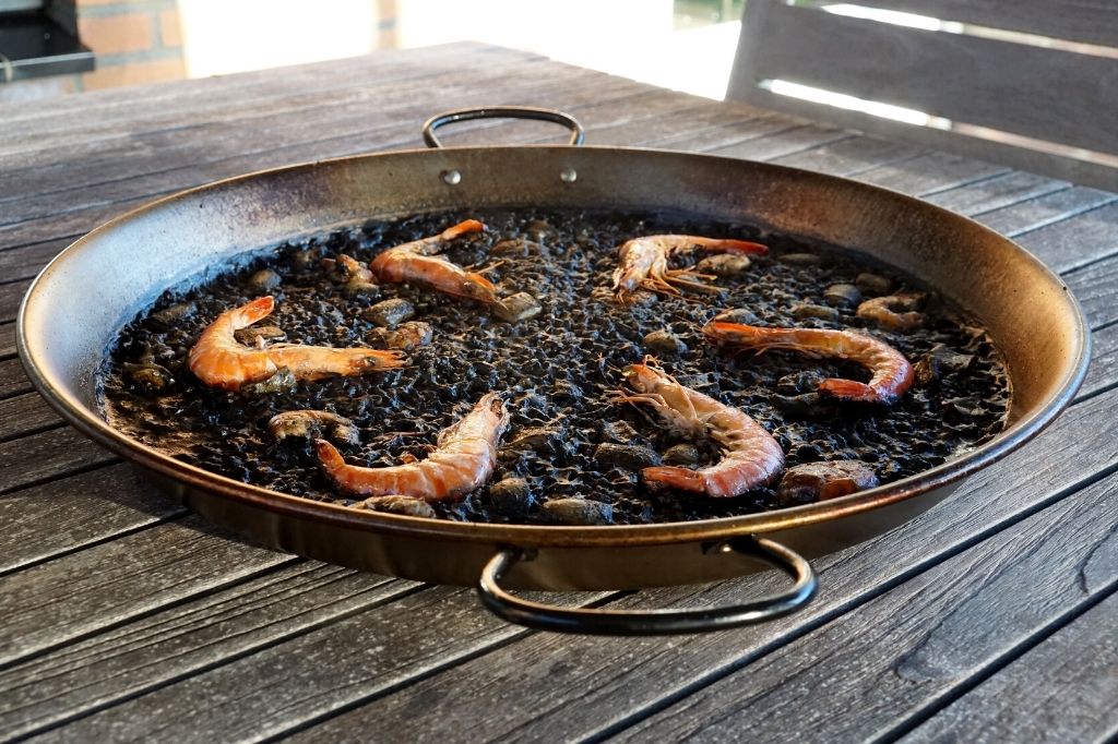 Arroz Negro aux crevettes, au calamar et à l’encre de seiche Paella noire – Arroz Negro aux crevettes, au calamar et à l’encre de seiche