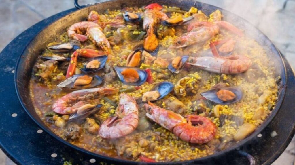 emischte Paella – le meilleur de la mer et de la terre Paella mixte – Recette espagnole originale avec poulet, crevettes, moules et safran