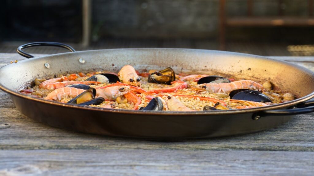 Paella aux fruits de mer – recette authentique d’Espagne Paella aux fruits de mer – recette espagnole originale avec crevettes, moules et calmars.