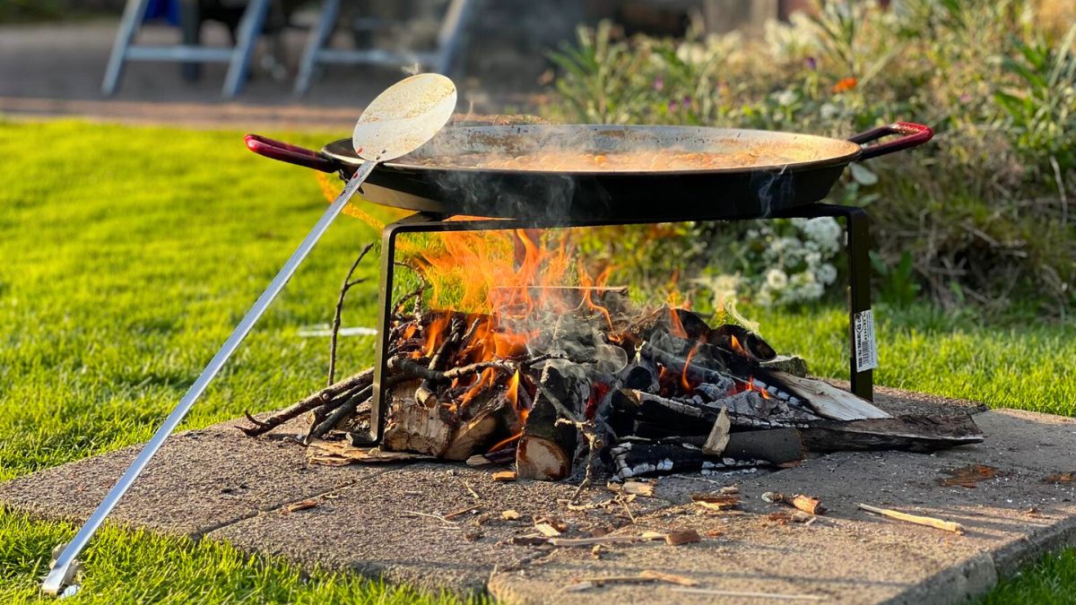 Wie benutzt man eine Paellapfanne – Anleitung mit Gasbrenner und Zutaten