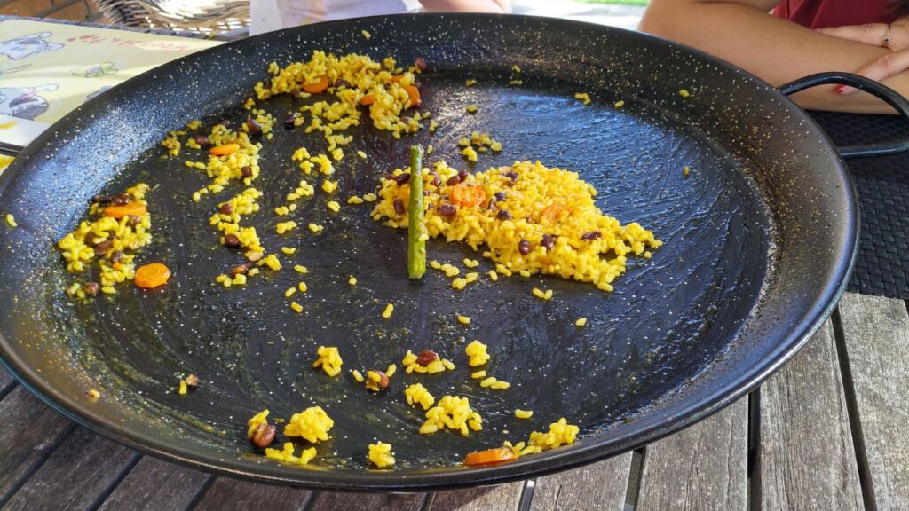 paellapfanne emaille nach dem essen Leergegessene Emaille-Paellapfanne nach dem Essen – idealer Zeitpunkt für die Reinigung und Pflege.