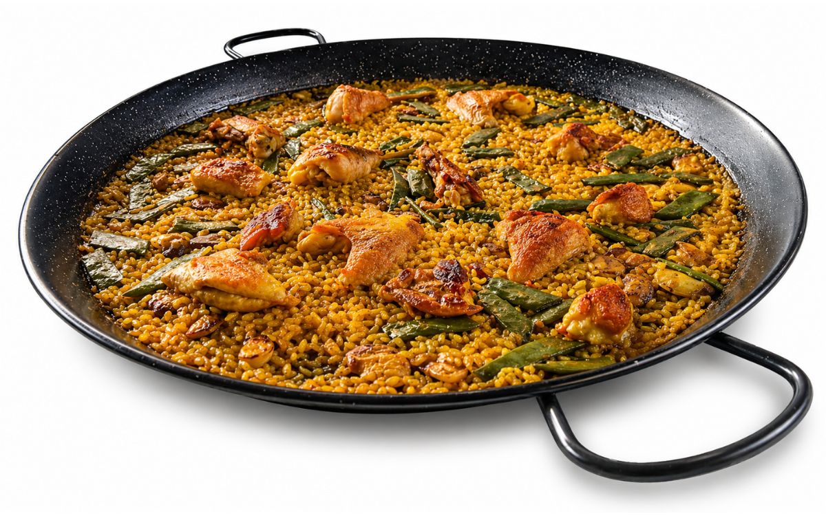Authentische Paella Valenciana in traditioneller Paellapfanne